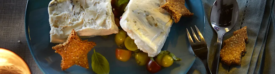 Kaasterrine met notencrackers en druivensalade