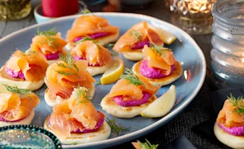 Blini's met zalm en bietenroom