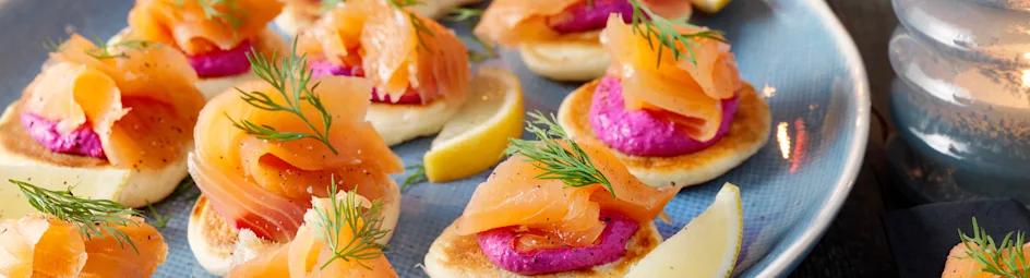Blini's met zalm en bietenroom