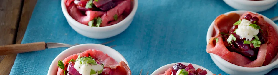 Rosbiefroosjes met gekarameliseerde ui