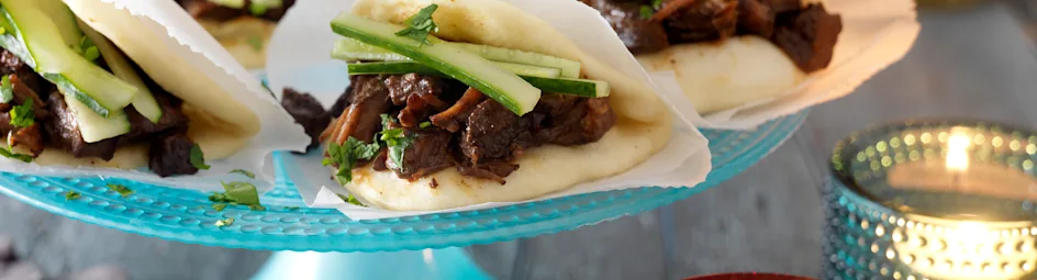 Langzaam geroosterd varkensvlees met gestoomde broodjes