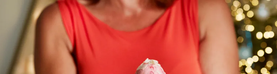 Pavlova met cranberry-roomijs