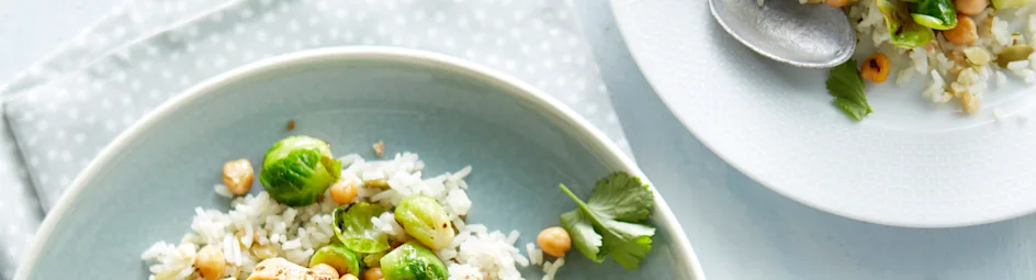 Notenrijst met knoflookkip en geroerbakte spruitjes