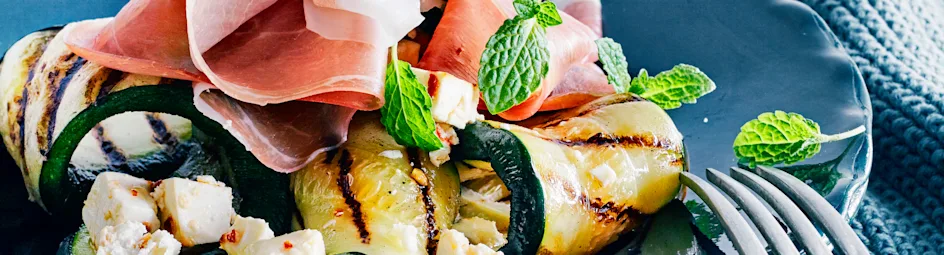 Gegrilde courgette met gebakken feta en munt