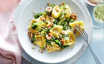 Tortellini met andijvie en walnoten