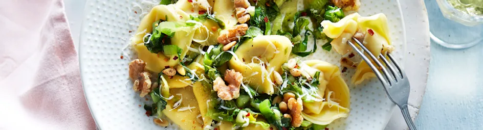 Tortellini met andijvie en walnoten