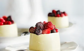 Panna cotta van witte chocolade met bosvruchten