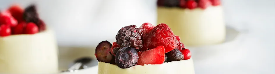 Panna cotta van witte chocolade met bosvruchten