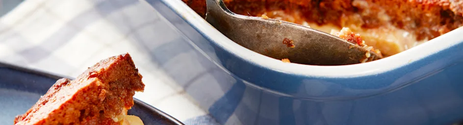 Warme ontbijtkoekpudding met appel en rozijnen