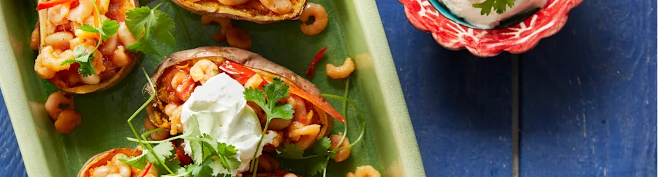 Gepofte zoete aardappel met garnalen