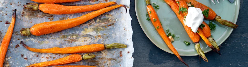 Gekaramelliseerde wortel met hangop en peterseliedressing