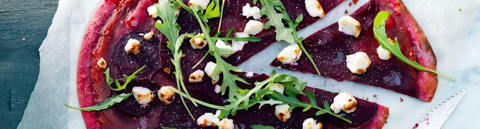 Bietenpizza met geitenkaas en rucola