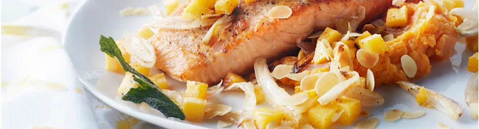 Puree van zoete aardappels met geroosterde koolraap en zalm