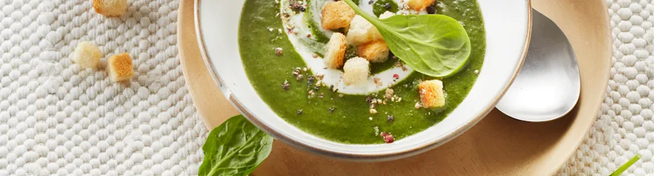 Spinazie-kokossoepje met knoflookcroutons