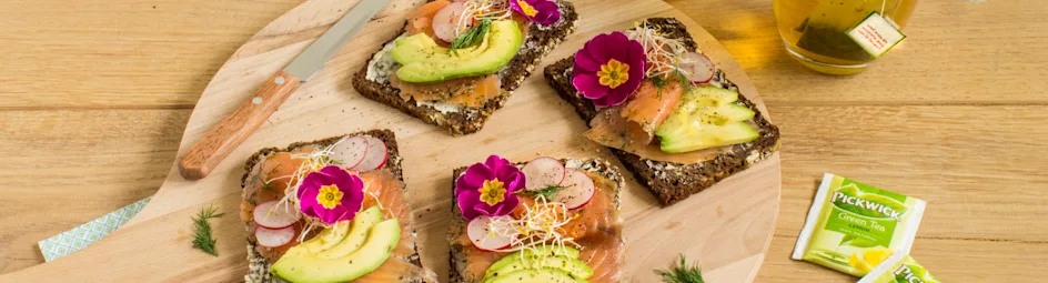 Scandinavische roggebroodjes met zalm en avocado