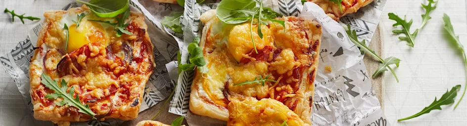 Bladerdeegpizza's met ei