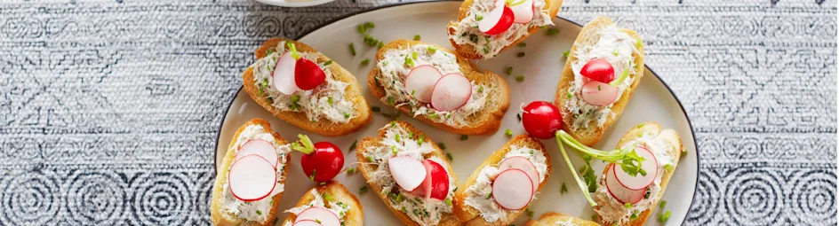 Makreelcrostini met zoetzure radijsjes