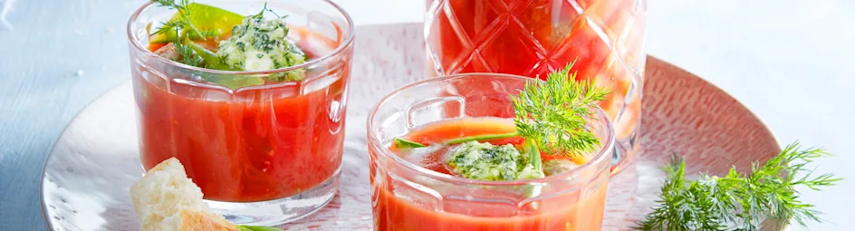 Tomatenbouillon met stokbrood en kruidenpesto