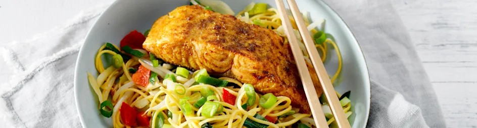 Groentenoedels met geroosterde zalm