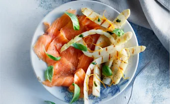 Gerookte zalm met geroosterde asperges en basilicumdressing