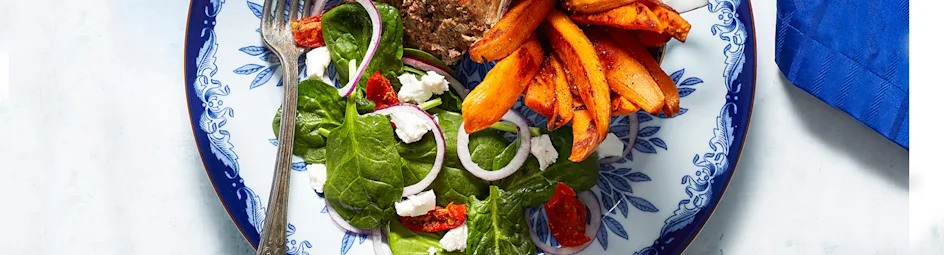 Ovenfriet van zoete aardappel met gehaktbrood en spinaziesalade