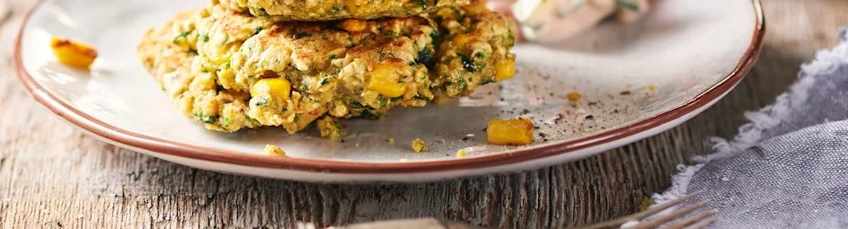 Maispannenkoekjes met tomaat-komkommersaus