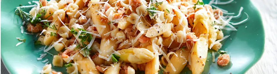 Pasta met geroerbakte asperges en Hollandse garnalen