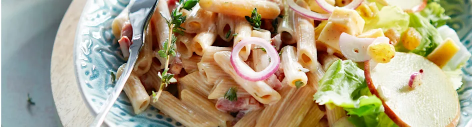 Romige spekjespasta met andijviesalade