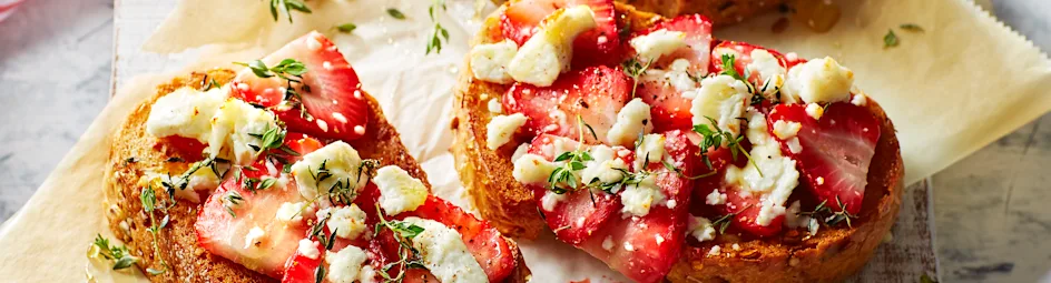 Bruschetta met aardbeien, gegratineerde geitenkaas en tijmhoning