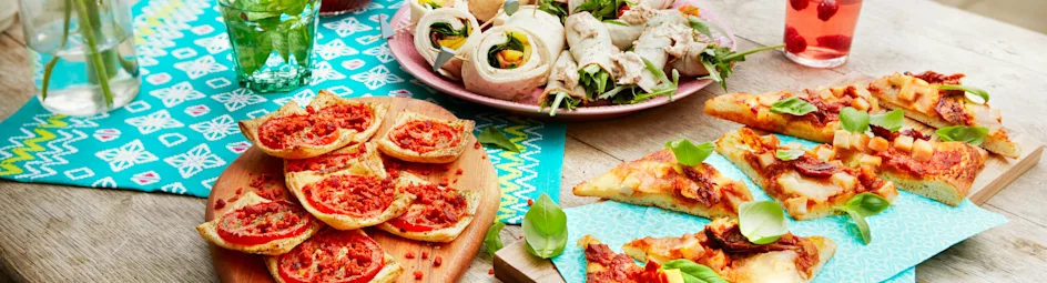 Plaatpizza met mozzarella, gerookte kip en zongedroogde tomaat