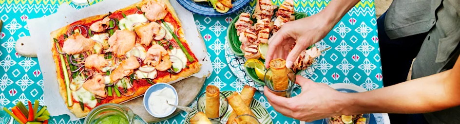 Plaatpizza met gerookte zalm, groene asperges en crème fraîche