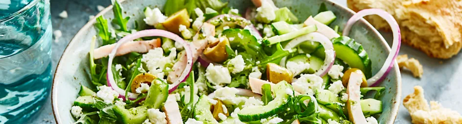 Komkommersalade met kip en feta