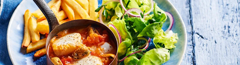 Zomers vispotje met witte wijn en tomaat