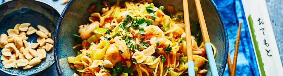 Geroerbakte mie met garnalen en prei