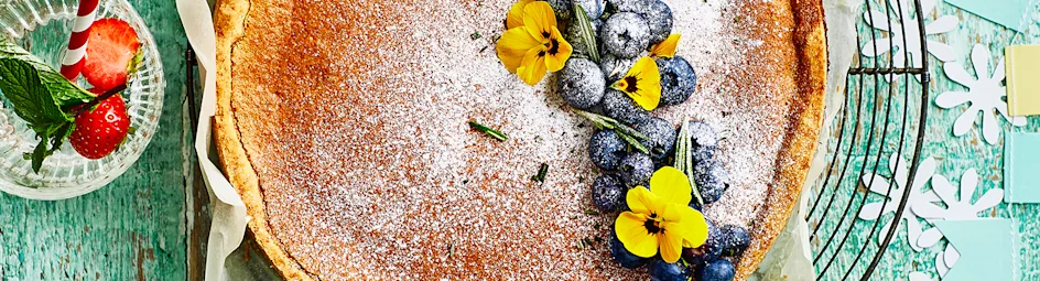 Citroentaart met blauwe bessen en rozemarijn