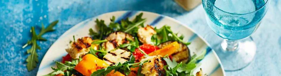 Gegrilde groentesalade met knoflookcroutons en ansjovisdressing