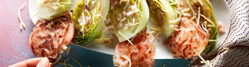 Geroosterde little gem met bacon en boerenkaas