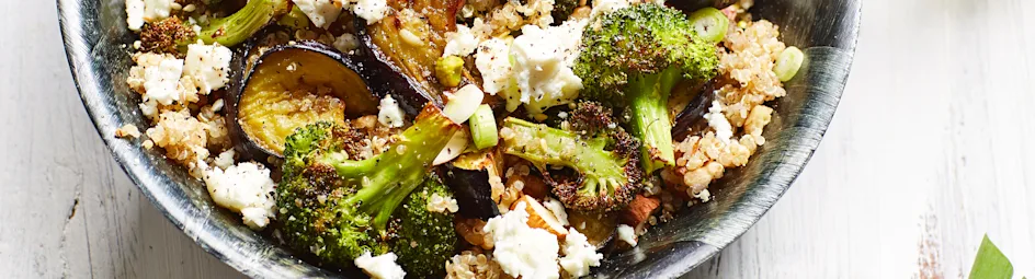 Quinoa-salade met gegrilde groenten en feta