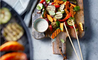Salade van zoete aardappel met chili-muntdressing en gegrilde groenten