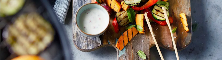 Salade van zoete aardappel met chili-muntdressing en gegrilde groenten