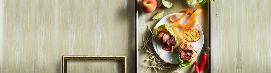 Slabakjes met biefstuk, perzik en sesamdressing