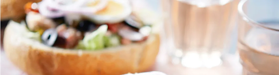 Salade Niçoise in een broodbol