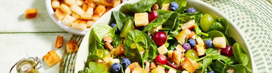 Fruitige spinaziesalade met oude kaas