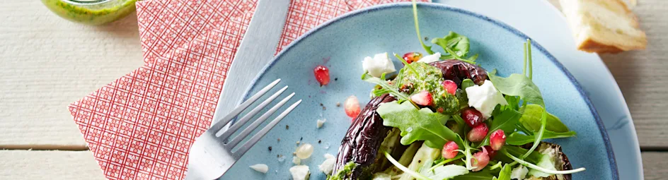 Gepofte aubergines met salsa verde, granaatappel en feta