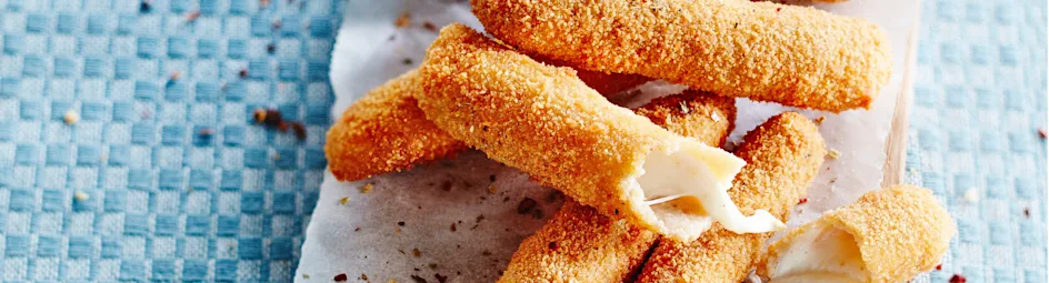 Mozzarellasticks met chilisaus