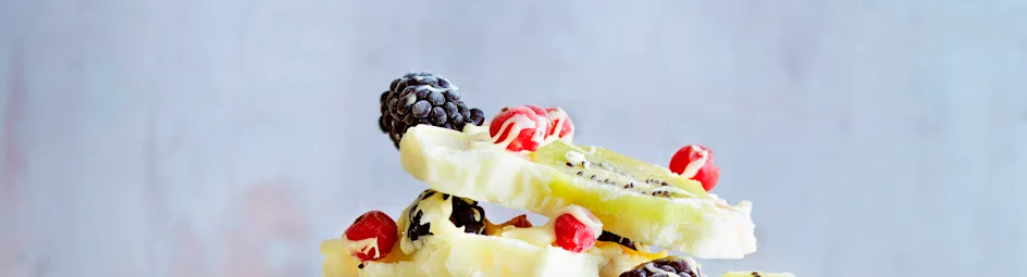 Yoghurt-fruitplakken met witte chocolade