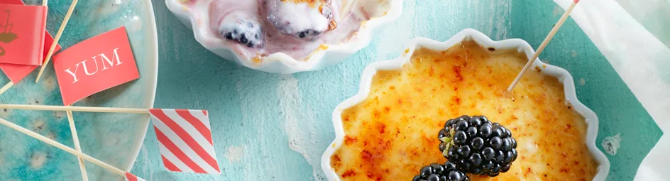 Crème brûlée van yoghurt met bramen