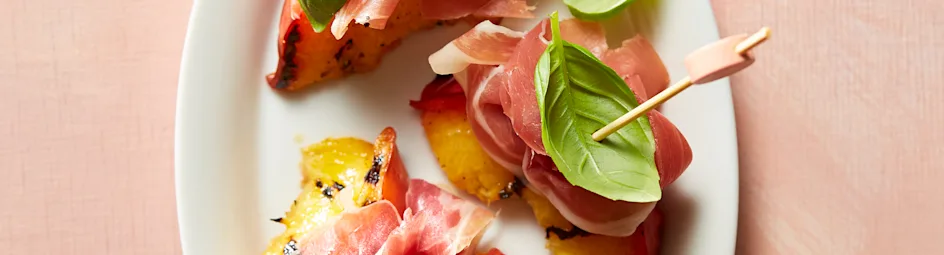 Nectarine met rauwe ham en basilicum