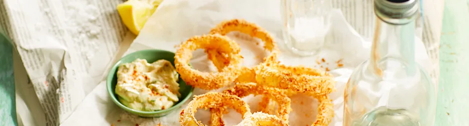 Krokante uienringen met yoghurt-avocadodip