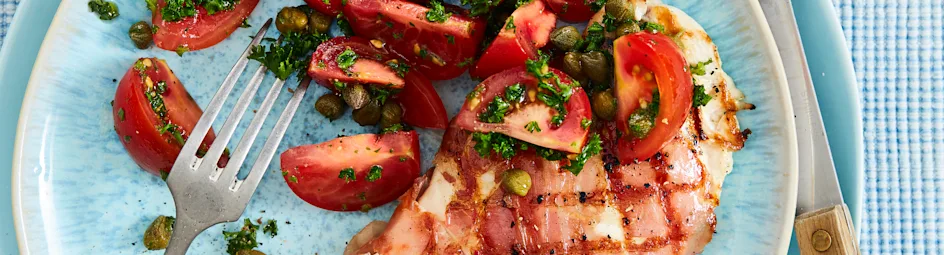 Gegrilde kipschnitzel met parmaham en tomatensalade